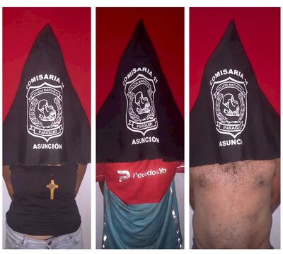 Detienen a tres personas acusadas de robar a transeúntes en una plaza.