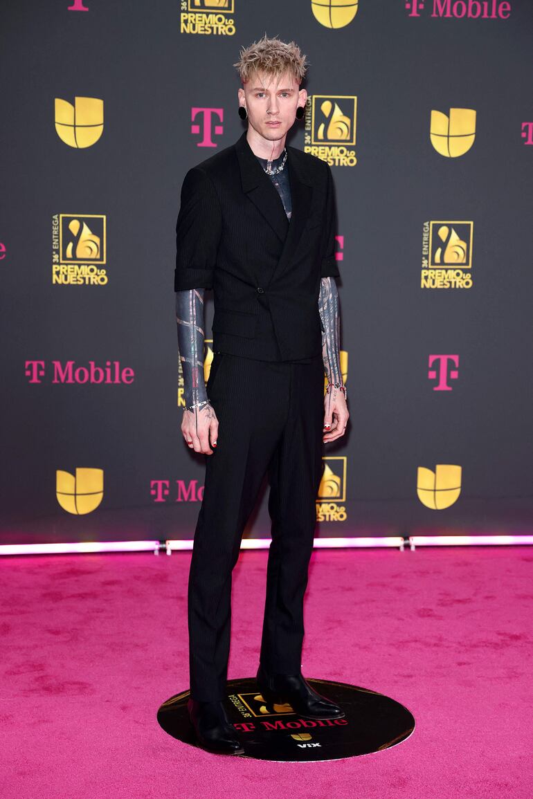 Machine Gun Kelly en la alfombra magenta de los Premios Lo Nuestro en Kaseya Center de Miami. (Romain Maurice/Getty Images/AFP)
