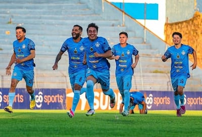 Los futbolistas del Deportivo Obrero de Capitán Bado salen a correr en el festejo por la victoria en la Copa Paraguay sobre el Deportivo Ñepytyvó de Yby Yaú, en los penales.
