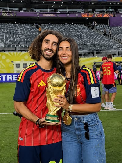 Marc Cucurella y Claudia Rodríguez con la Copa del Mundo en las manos.