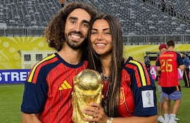 Marc Cucurella y Claudia Rodríguez con la Copa del Mundo en las manos.