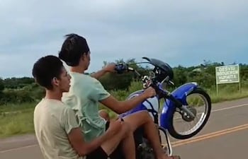 Jóvenes de Pilar realizan maniobras peligrosas en motocicletas camino al aeropuerto.
