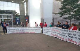 Sindicato de enfermeros se manifiestan frente al Hospital Ingavi.