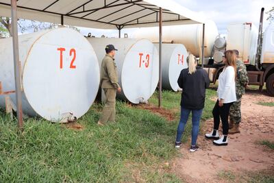 La fiscala Claudia Torres en la sede de la Dimabel, en Piribebuy, verificando los depósitos de explosivos en gel.