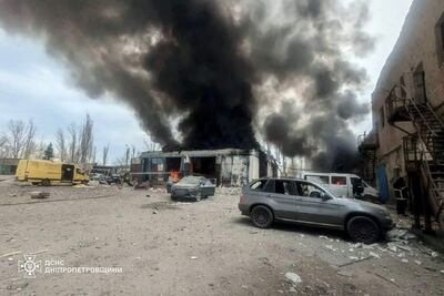 Una foto difundida por el servicio de prensa del Servicio Estatal de Emergencias (SES) de Ucrania muestra a rescatistas ucranianos trabajando en el lugar del impacto de un cohete en Krivói Rog, en el centro de Ucrania.