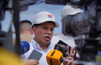 El presidente de ANDE, Ing. Félix Sosa, hablando con la prensa durante los reinicios de obras civiles de Aña Cuá.
