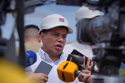 El presidente de ANDE, Ing. Félix Sosa, hablando con la prensa durante los reinicios de obras civiles de Aña Cuá.