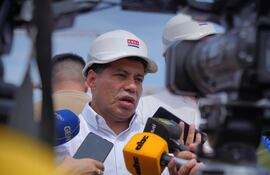 El presidente de ANDE, Ing. Félix Sosa, hablando con la prensa durante los reinicios de obras civiles de Aña Cuá.