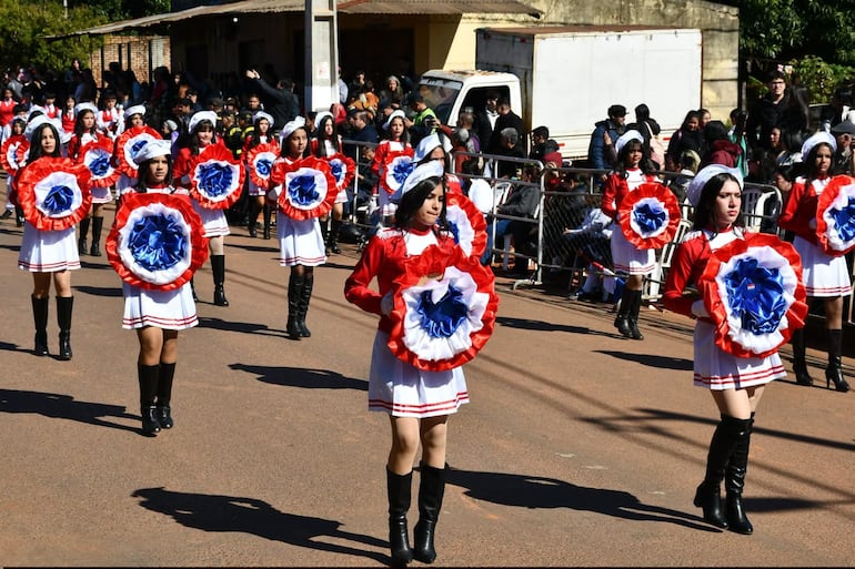 Los estudiantes se vistieron de gala y en sus manos muchos portaron el tricolor de nuestra bandera.