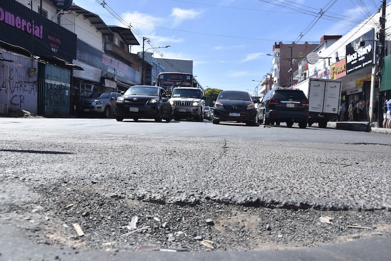 Crisis vial en Asunción: Bello mantiene avenidas destruidas en zonas claves de la capital