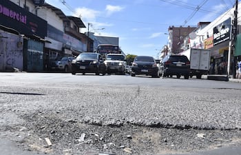 Enormes cráteres abiertos a lo ancho de la avenida Rodríguez de Francia exponen la crisis vial de la gestión del intendente de Asunción, Luis Bello (ANR-HC).