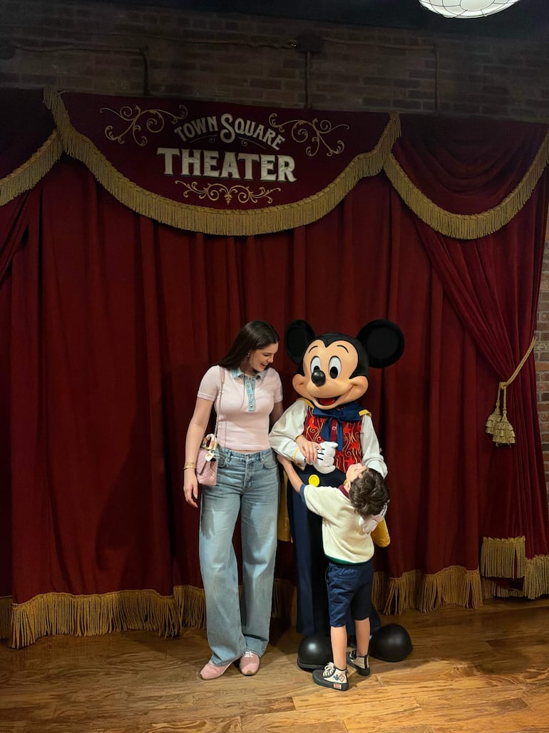 Nadia Ferreira sonríe en el Town Square Theater, con pantalones vaqueros y un juguete al lado.
