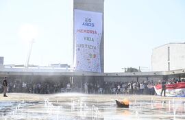 Entre el fuego y el agua, sobrevivientes y familiares recordaron a las 400 víctimas del incendio en el memorial 1A, instalado en el local del ex supermercado en el barrio Trinidad.