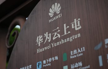 La fotografía, tomada el 24 de julio de 2026, muestra el cartel de la empresa tecnológica china Huawei en su centro de datos en la Nueva Área de Gui’an, en Guiyang, en la provincia de Guizhou, en el suroeste de China.