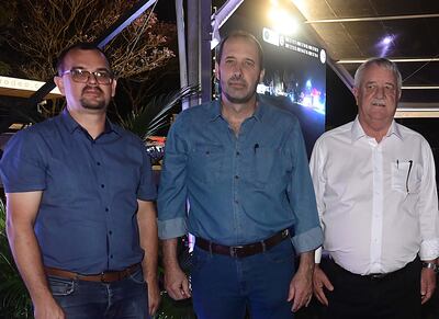 Reginald Krahn, Orie Toews y Gustav Sawatzky, presidente de Bancop.