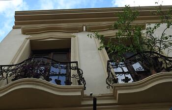 Detalle del balcón y las ventanas de la fachada mejorada en una casa patrimonial, sobre Estados Unidos y Herrera, centro de Asunción.