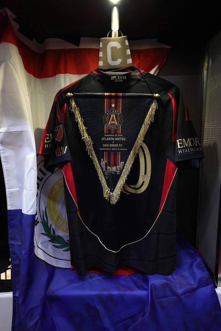 Indumentaria especial preparada como obsequio por el centenar de presentaciones de Miggy Almirón con Atlanta United.