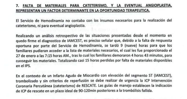 Documento frente a cámara, con texto que destaca problemas en el servicio de hemodinamia por falta de insumos médicos.