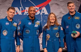 El comandante de Artemis II, Reid Wiseman; el piloto Victor Glover; la especialista de misión Christina Koch; y el especialista de misión Jeremy Hansen posan para un retrato tras una conferencia de prensa en el Centro Espacial Johnson de la NASA el 16 de abril de 2026 en Houston, Texas.