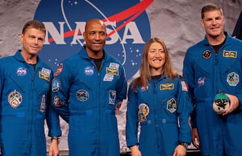 El comandante de Artemis II, Reid Wiseman; el piloto Victor Glover; la especialista de misión Christina Koch; y el especialista de misión Jeremy Hansen posan para un retrato tras una conferencia de prensa en el Centro Espacial Johnson de la NASA el 16 de abril de 2026 en Houston, Texas.