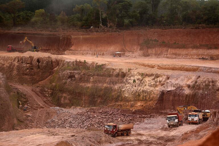 Camiones cargan tierra en una cantera de oro en Paso Yobái, departamento de Guairá, Paraguay, el 11 de febrero de 2025. 
