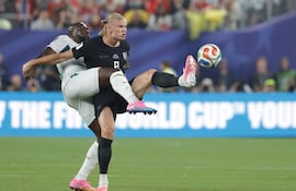Erling Haaland (derecha) de Noruega, autor de dos goles, disputa el balón con Kalidou Koulibaly de Senegal.