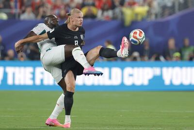 Erling Haaland (derecha) de Noruega, autor de dos goles, disputa el balón con Kalidou Koulibaly de Senegal.