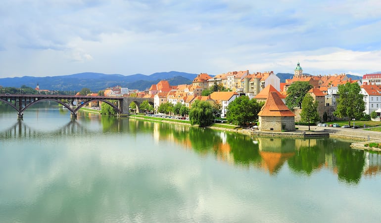 Vista panorámica del perfil urbano de la ciudad de Maribor, Eslovenia.