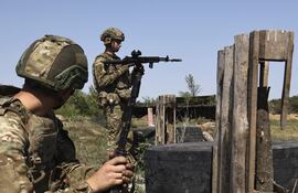 Una fotografía facilitada por la 65.ª Brigada Mecanizada Independiente de las Fuerzas Armadas de Ucrania muestra a sus militares durante su entrenamiento antes de ser enviados a las posiciones en el frente en la región de Zaporizhia, Ucrania.