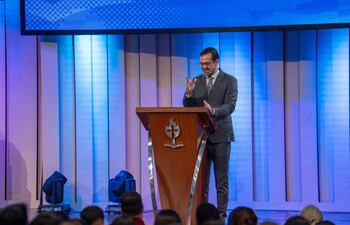 El pastor Emilio Aguero Esgaib, durante una prédica en la Iglesia MQV.