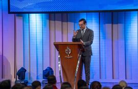 El pastor Emilio Aguero Esgaib, durante una prédica en la Iglesia MQV.