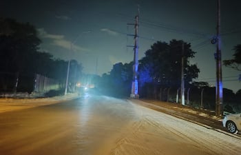 Las calles Epopeya Nacional y Carlos Fiebrig del barrio Botánico sin alumbrado público por los constantes robos de cables en la zona.