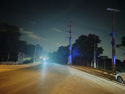 Las calles Epopeya Nacional y Carlos Fiebrig del barrio Botánico sin alumbrado público por los constantes robos de cables en la zona.