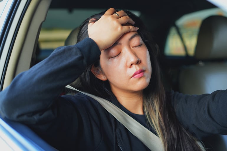 Mujer se cansada al volante.