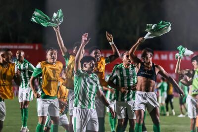 Jugadores de Racing celebran al final de un partido de la fase de grupos de la Copa Sudamericana entre Argentinos Juniors y Racing este martes, en el estadio Diego Armando Maradona en Buenos Aires (Argentina).
