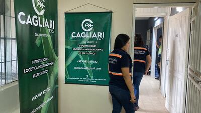 La comitiva cuando entraba en la oficina de la empresa allanada en Ciudad del Este.