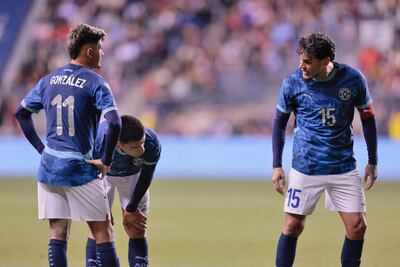 El capitán albirrojo, Gustavo Gómez (32 años), intenta animar al volante Diego Gómez (22) y el atacante Diego González (22).