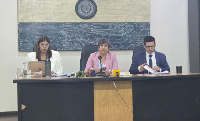 El Tribunal de sentencia, presidido por jueza Laura Ocampo e integrado por Cándida Fleitas y Juan Pablo Mendoza.