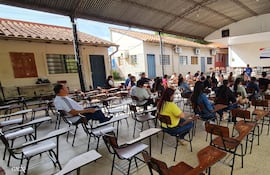 Postulantes de Caaguazú examinados el jueves por el MEC, en una institución educativa de Central. Casi 1.000 docentes habilitados no se presentaron a rendir.