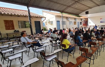 Postulantes de Caaguazú examinados el jueves por el MEC, en una institución educativa de Central. Casi 1.000 docentes habilitados no se presentaron a rendir.