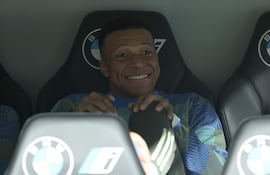 El delantero del Real Madrid Kylian Mbappé en el banquillo durante el partido de la jornada 36 de LaLiga que Real Madrid y Real Oviedo disputan este jueves en el estadio Santiago Bernabéu.