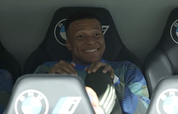 El delantero del Real Madrid Kylian Mbappé en el banquillo durante el partido de la jornada 36 de LaLiga que Real Madrid y Real Oviedo disputan este jueves en el estadio Santiago Bernabéu.