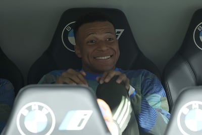 El delantero del Real Madrid Kylian Mbappé en el banquillo durante el partido de la jornada 36 de LaLiga que Real Madrid y Real Oviedo disputan este jueves en el estadio Santiago Bernabéu.