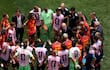 Luis de la Fuente, director técnico de España, habla con sus jugadores durante una pausa de hidratación en el partido de cuartos de final de la Copa Mundial de la FIFA 2026 entre España y Bélgica en el Los Angeles Stadium.