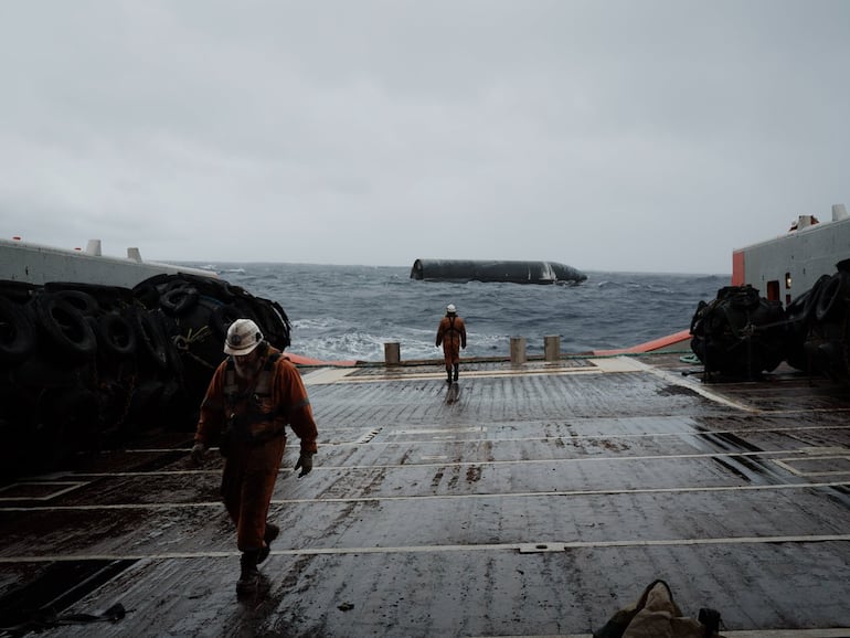 Después de aproximadamente 24 días en el mar, el equipo de recuperación de SpaceX logró guiar la nave Starship hasta una zona frente a la costa de la isla Christmas. Un equipo de ingenieros de SpaceX se dirige al lugar para realizar análisis adicionales del vehículo en aguas más tranquilas, antes de intentar trasladarlo de regreso a Starbase.