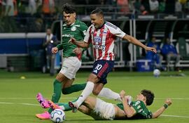 El delantero de Junior, Luis Muriel, el defensor paraguayo de Palmeiras, Gustavo Gómez, y el argentino, Agustín Giay, luchan por el balón durante el partido de fútbol de la fase de grupos de la Copa Libertadores entre el Palmeiras de Brasil y el Junior de Colombia en el estadio Allianz Parque en São Paulo.