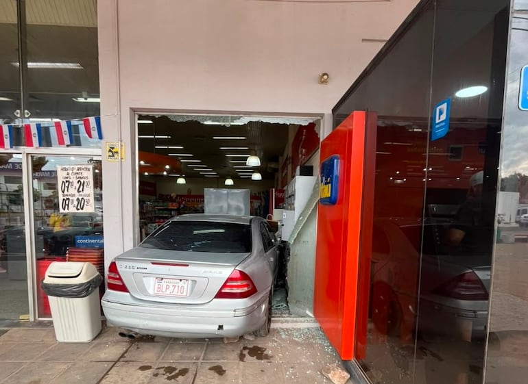 automóvil se movió solo y casi atropelló a una madre y su hija