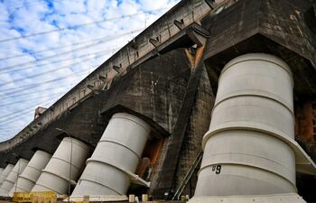 Paraguay lidera en la generación anual de energía, tanto en capacidad como en volumen.