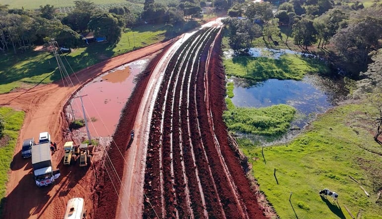Máquinas pesadas activan  en la construcción de la “ruta de la banana” en el departamento de Caaguazú.