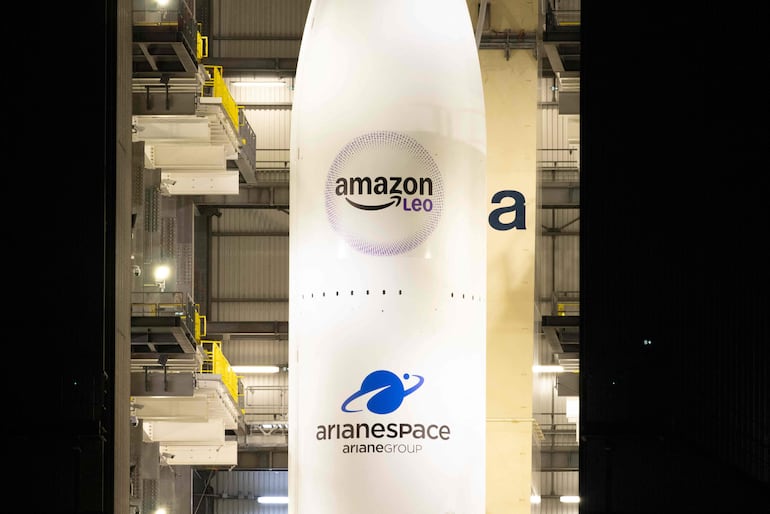 Esta fotografía muestra una vista del cohete Ariane 6 de Arianespace, que transporta la carga útil Amazon Leo LE-02, antes de su lanzamiento como parte del vuelo VA268, en el Guiana Space Centre, en el departamento francés de ultramar de Guiana Francesa, el 30 de abril de 2026.